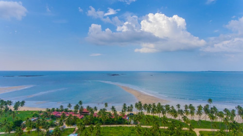 Shwe Thaung Yan Beach Near Chaung Thar